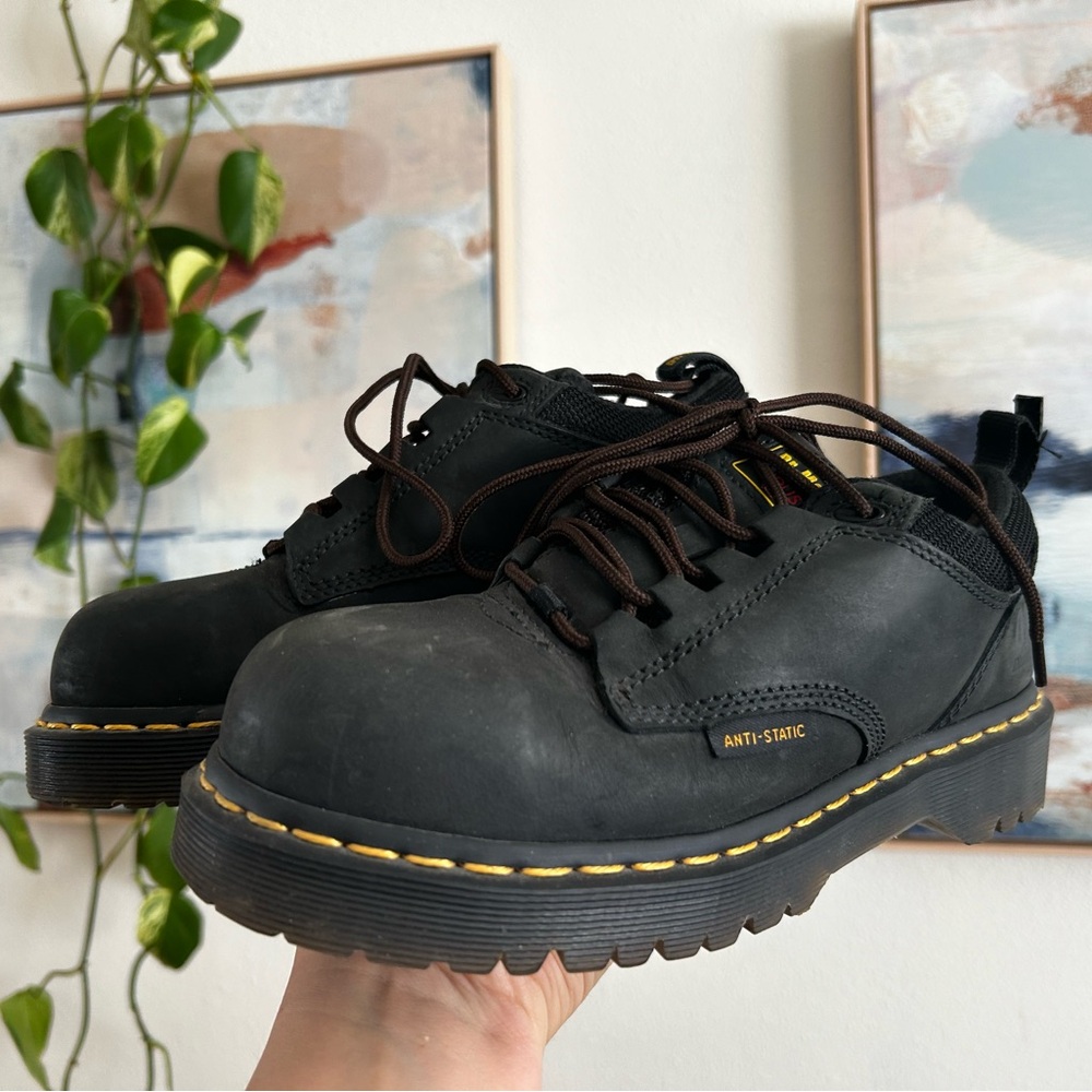 Dr. Marten’s black steel toe lace up shoe men’s size 6 women’s size 8.